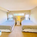 Chateau Blue - Mountain View, Steps To The Village, Wifi, Linens/Towels, Bbq