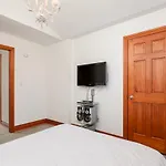 Blue Mountain-Luxurious Blueski George Chalet, Hot Tub, Pool, Gas Fireplace
