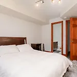 Blue Mountain-Luxurious Blueski George Chalet, Hot Tub, Pool, Gas Fireplace