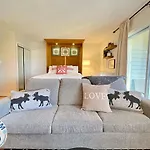 Modern Mountainside Ski In/Ski Out Studio At Blue