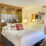 Modern Mountainside Ski In/Ski Out Studio At Blue