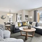 Blue Mountain Chalet Condo With Amazing Location