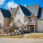 Beautiful & Bright 3 Bed Townhome Near Village