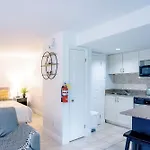 Trendy Blue Mountain Studio - King Bed, Free Coffee