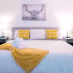 Trendy Blue Mountain Studio - King Bed, Free Coffee