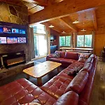Gateside Chalets Modern Rustic 6-Bedroom With Hot Tub, Near The Village