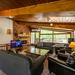 4 Bedroom Blue Mountain Cottage Near The Village, Private Beach Access, Petfriendly