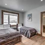 Brand New Luxury Chalet At Blue Mountain Ski Hills, Hot Tub, 7 Baths