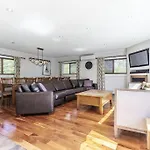Panoramic-Blue Mountain-Balcony-Sauna-Backyard-King