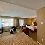 Quiet Hillside Studio - Wifi, Pool, Close To The Village