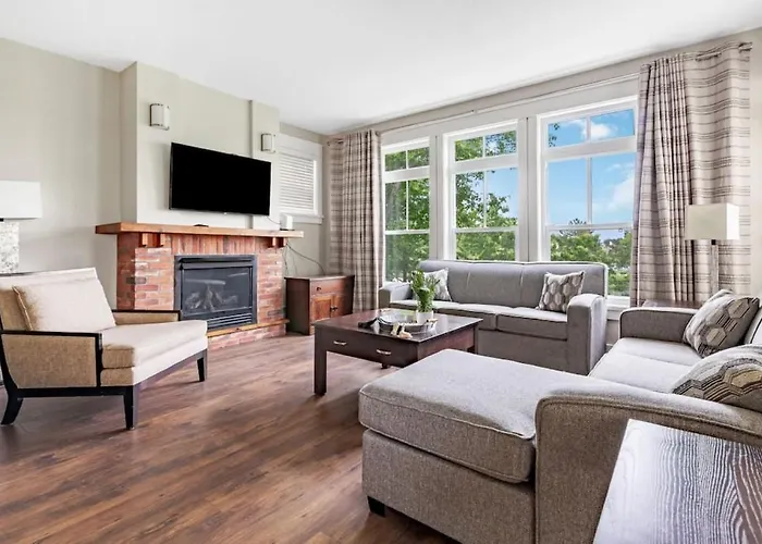 Blue Mountain Getaway Located On Golf Course