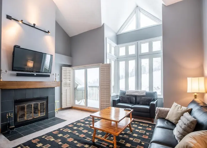 Blue Mountain Slopeside Chalet In Chateau Ridge
