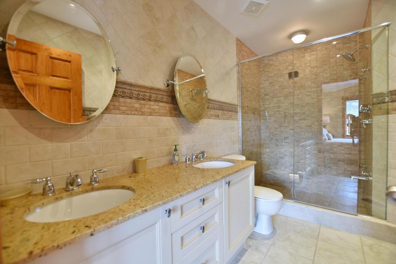 Chalet Blue Mountain-luxurious Blueski George Chalet, Hot Tub, Pool, Gas Fireplace *