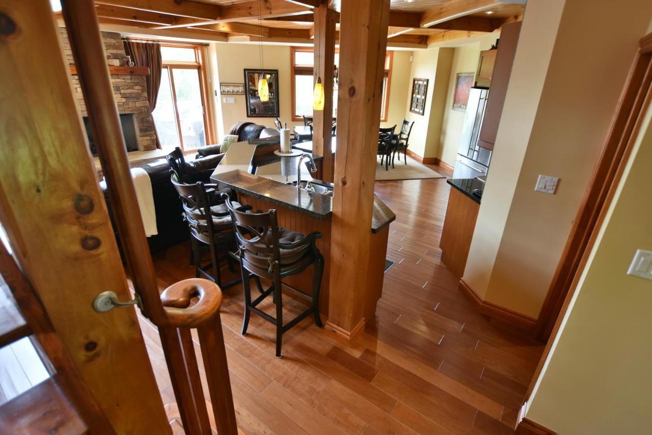 Chalet Blue Mountain-luxurious Blueski George Chalet, Hot Tub, Pool, Gas Fireplace *