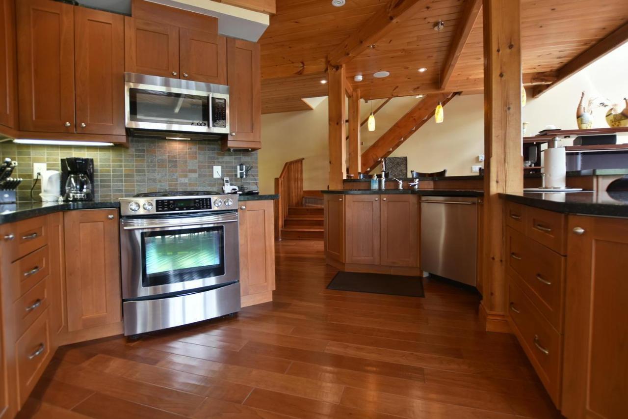 Blue Mountain-luxurious Blueski George Chalet, Hot Tub, Pool, Gas Fireplace * Blue Mountains
