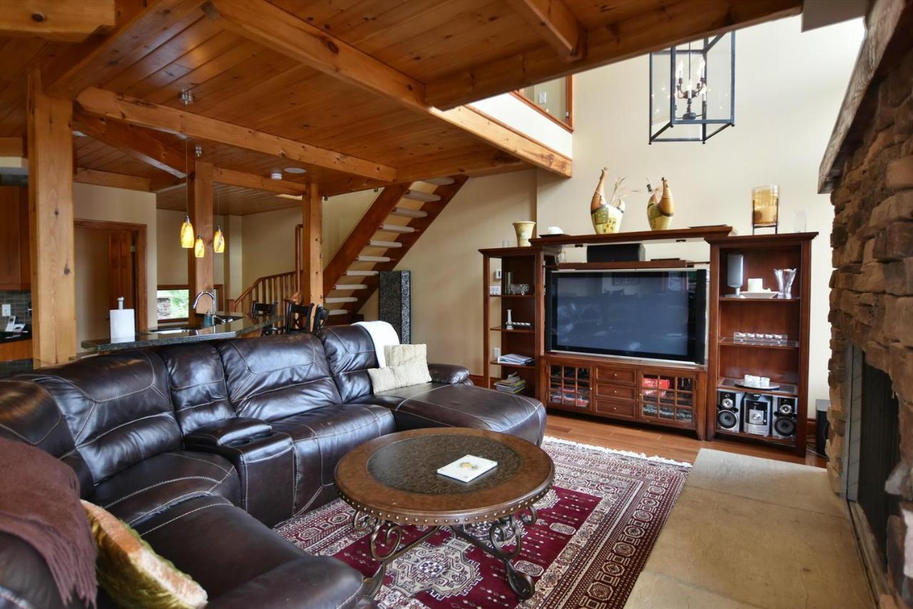 Blue Mountain-luxurious Blueski George Chalet, Hot Tub, Pool, Gas Fireplace * Blue Mountains