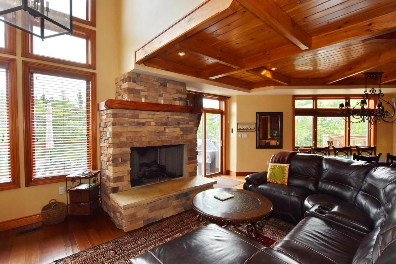 Blue Mountain-luxurious Blueski George Chalet, Hot Tub, Pool, Gas Fireplace Chalet *