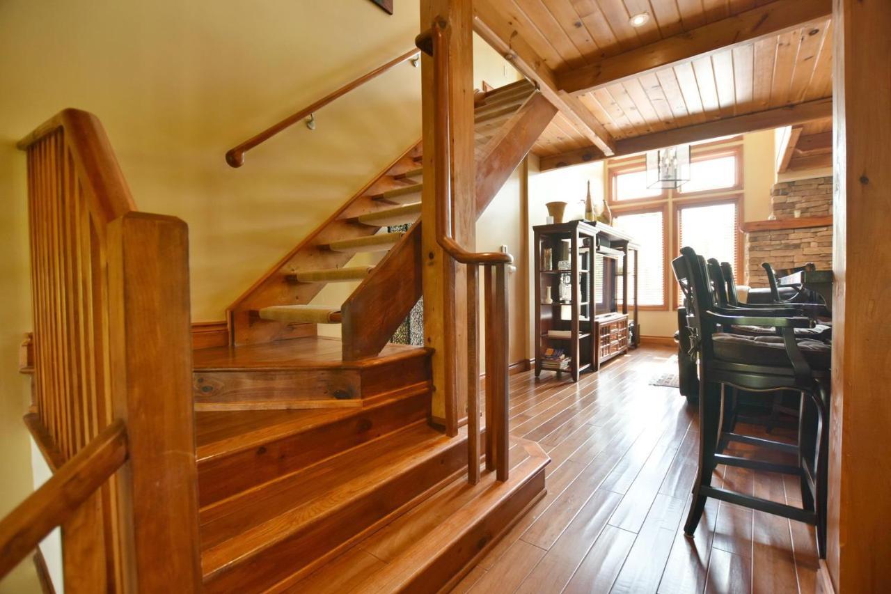 Chalet Blue Mountain-luxurious Blueski George Chalet, Hot Tub, Pool, Gas Fireplace