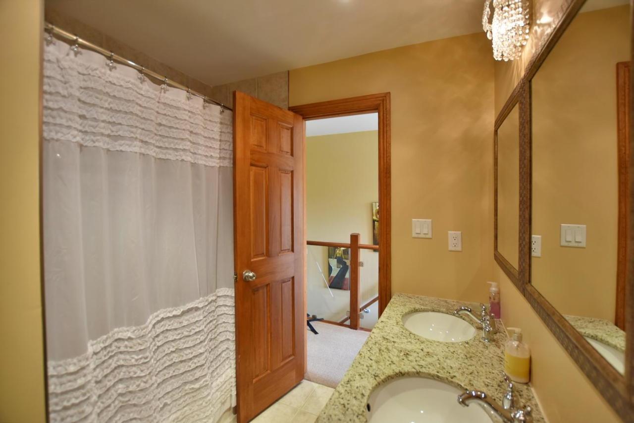 Blue Mountain-luxurious Blueski George Chalet, Hot Tub, Pool, Gas Fireplace Chalet *