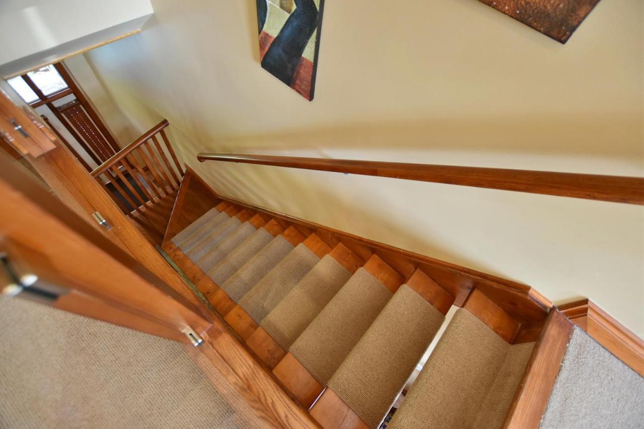 Blue Mountain-luxurious Blueski George Chalet, Hot Tub, Pool, Gas Fireplace *