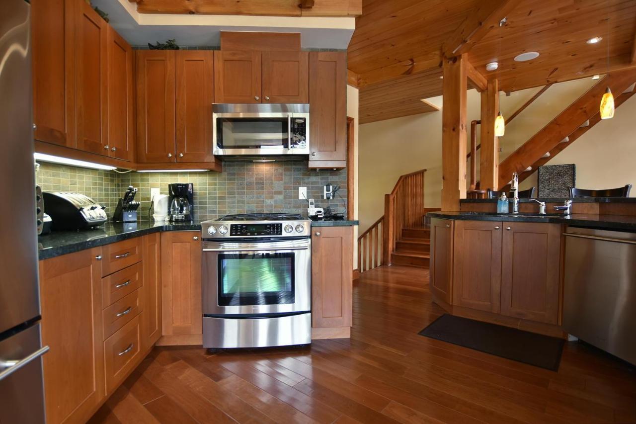 Blue Mountain-luxurious Blueski George Chalet, Hot Tub, Pool, Gas Fireplace