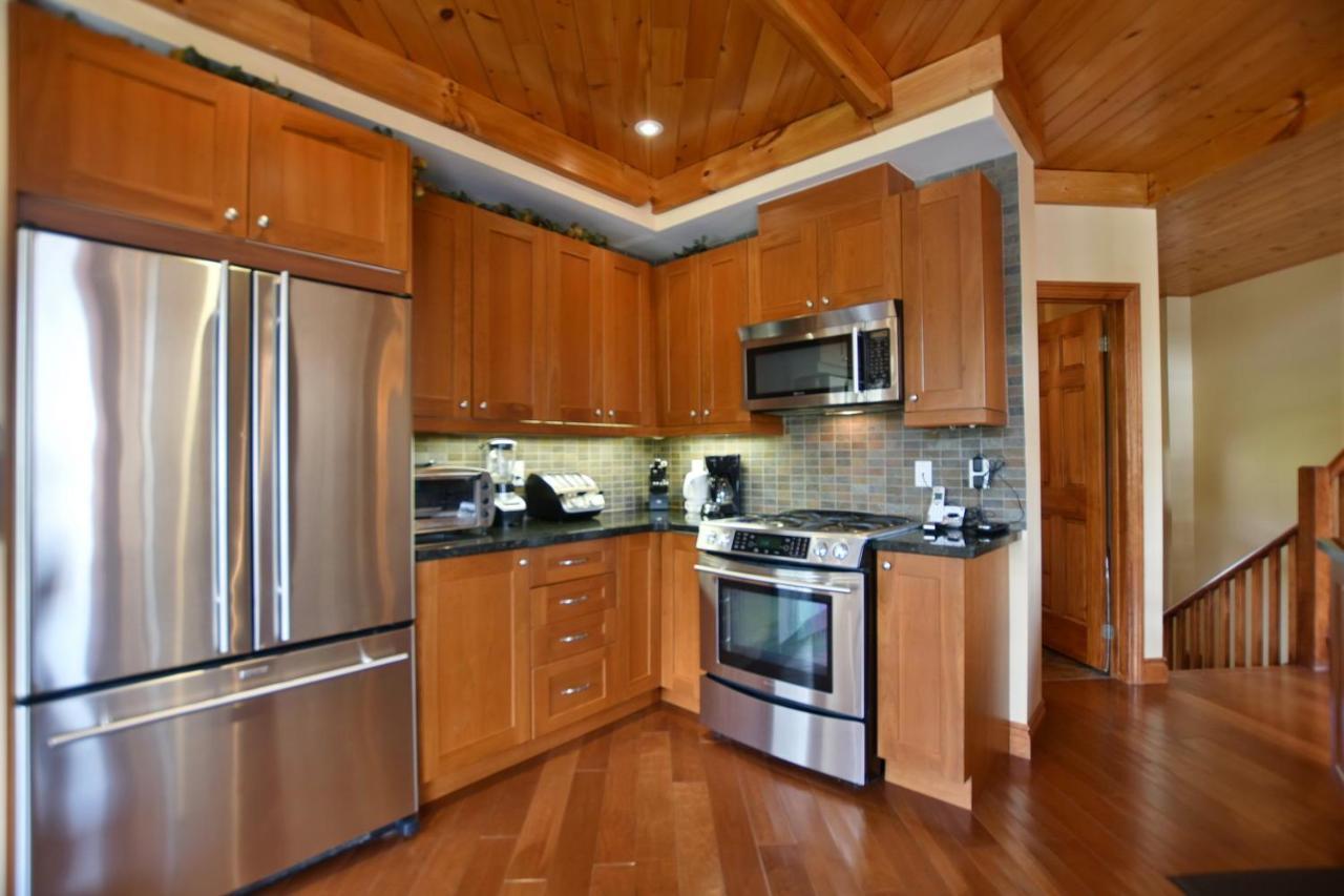Chalet Blue Mountain-luxurious Blueski George Chalet, Hot Tub, Pool, Gas Fireplace