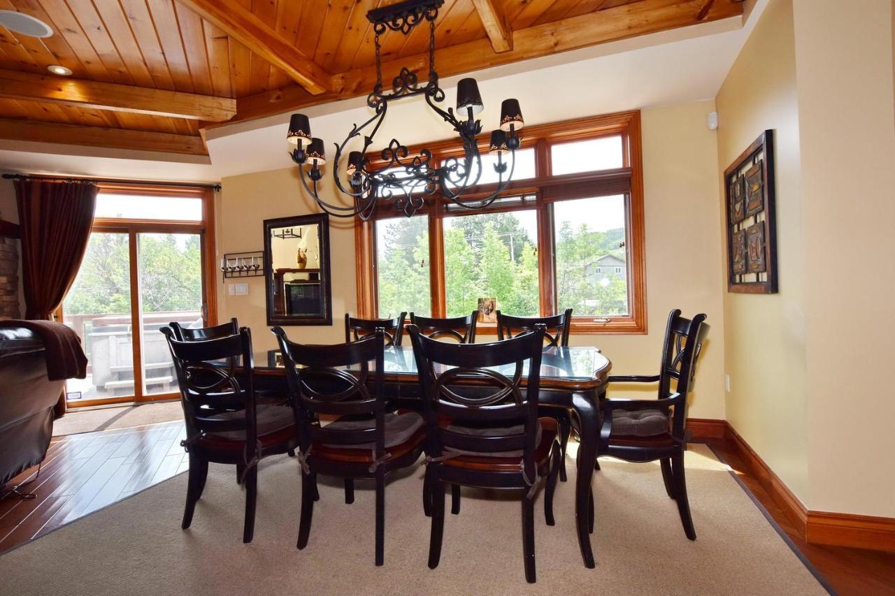 Blue Mountain-luxurious Blueski George Chalet, Hot Tub, Pool, Gas Fireplace *