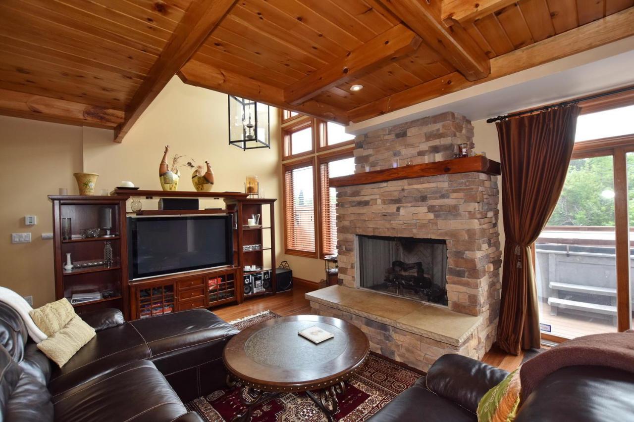Chalet Blue Mountain-luxurious Blueski George Chalet, Hot Tub, Pool, Gas Fireplace
