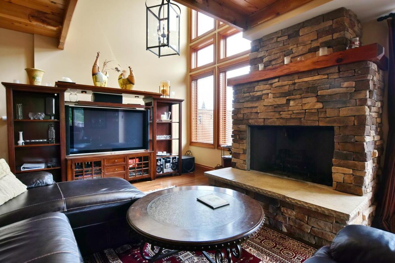 Chalet Blue Mountain-luxurious Blueski George Chalet, Hot Tub, Pool, Gas Fireplace