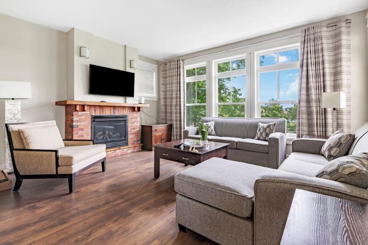 Blue Mountain Getaway Located On Golf Course