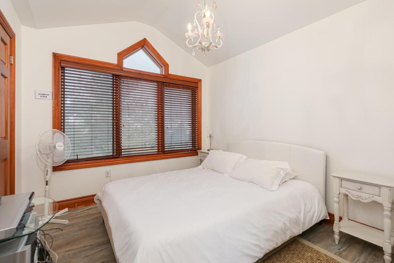 Blue Mountain-luxurious Blueski George Chalet, Hot Tub, Pool, Gas Fireplace *