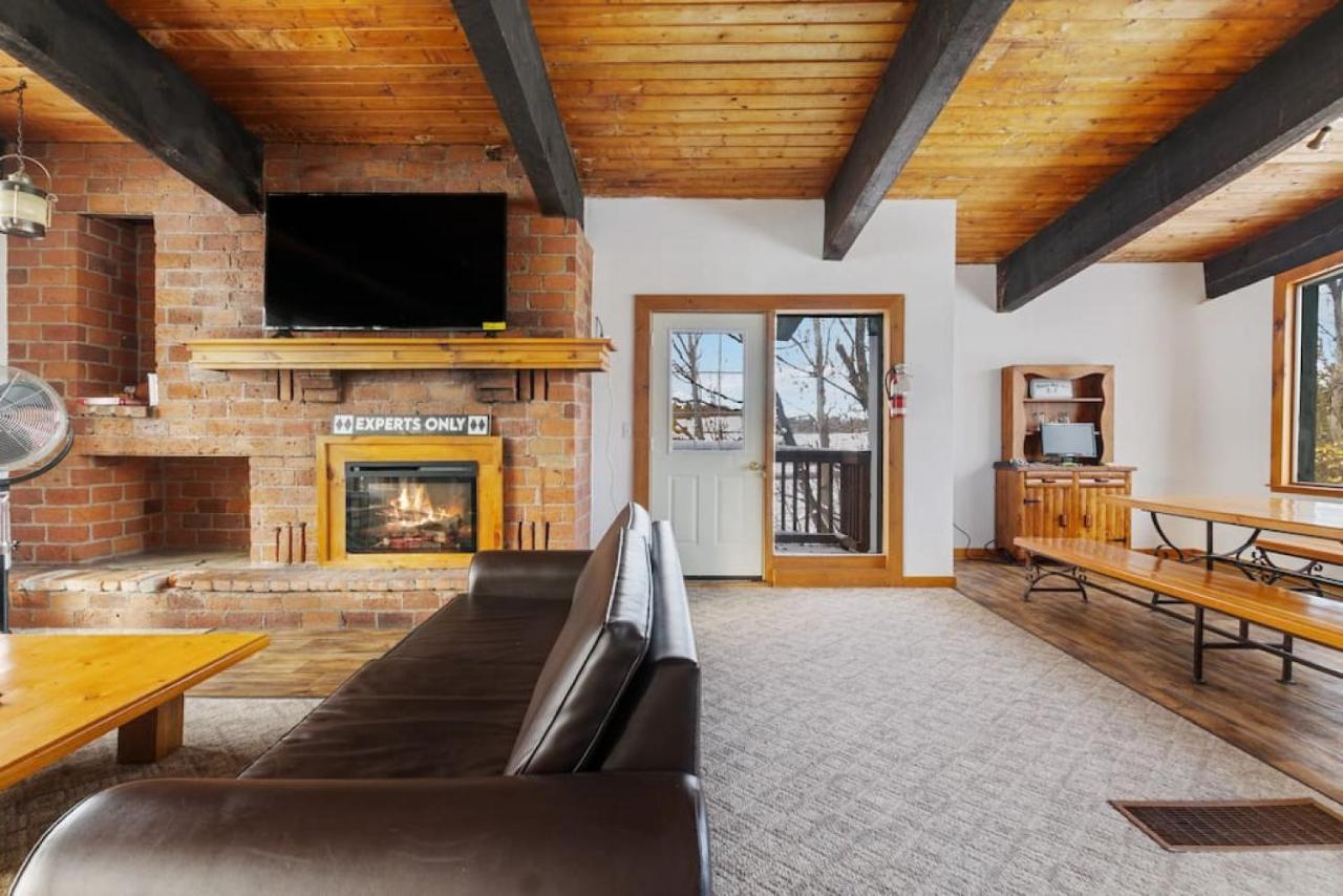 12 Beds Sleep 16 Chalet-sauna-hottub-2min To Blue