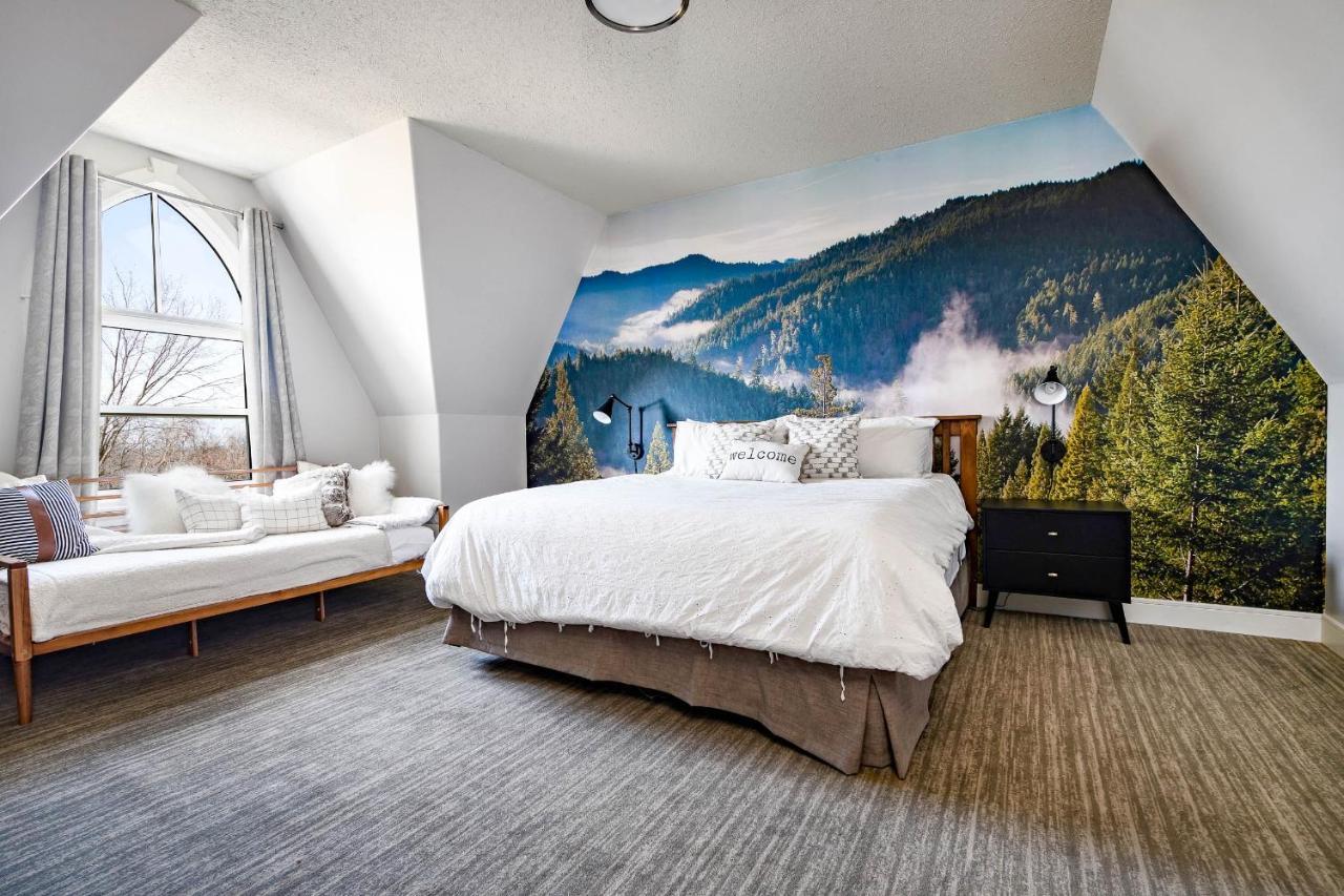 Beautiful & Bright 3 Bed Townhome Near Village *