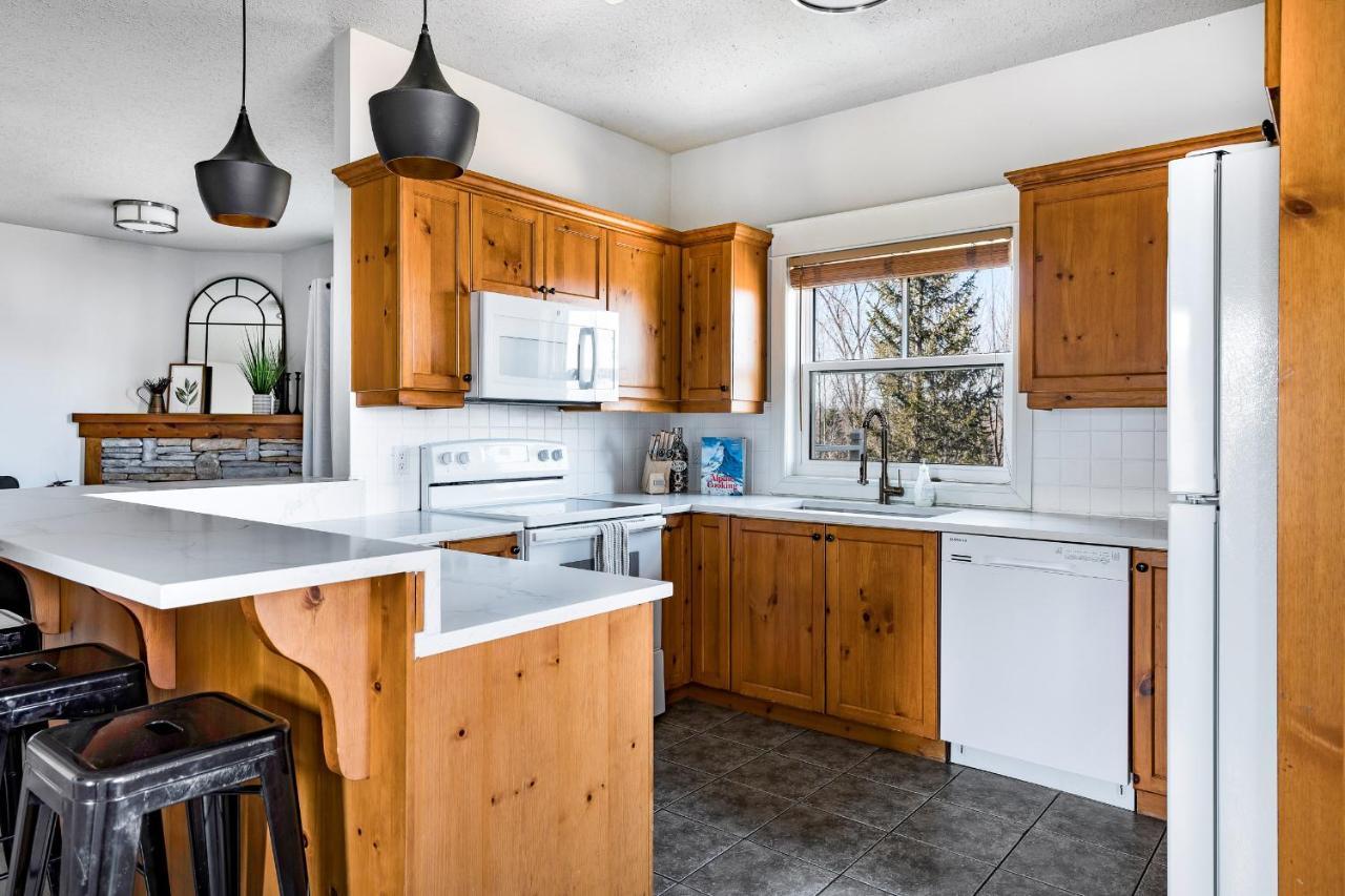 Beautiful & Bright 3 Bed Townhome Near Village