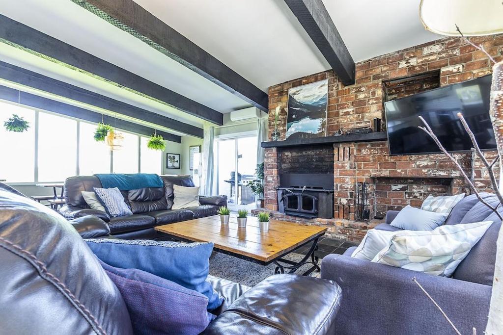 Mountain View-backyard-air-conditioning-bbq-15mins Walk Blue Mountain Village Blue Mountains