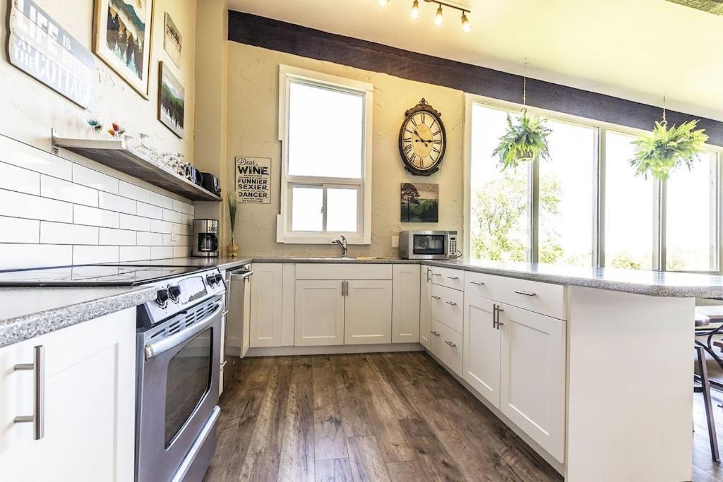 Chalet Mountain View-backyard-air-conditioning-bbq-15mins Walk Blue Mountain Village