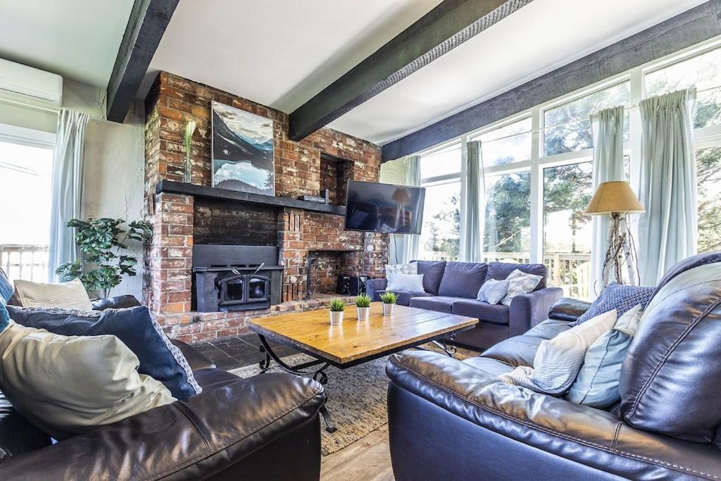 Mountain View-backyard-air-conditioning-bbq-15mins Walk Blue Mountain Village Chalet Blue Mountains