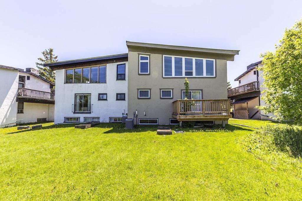 Chalet Mountain View-backyard-air-conditioning-bbq-15mins Walk Blue Mountain Village