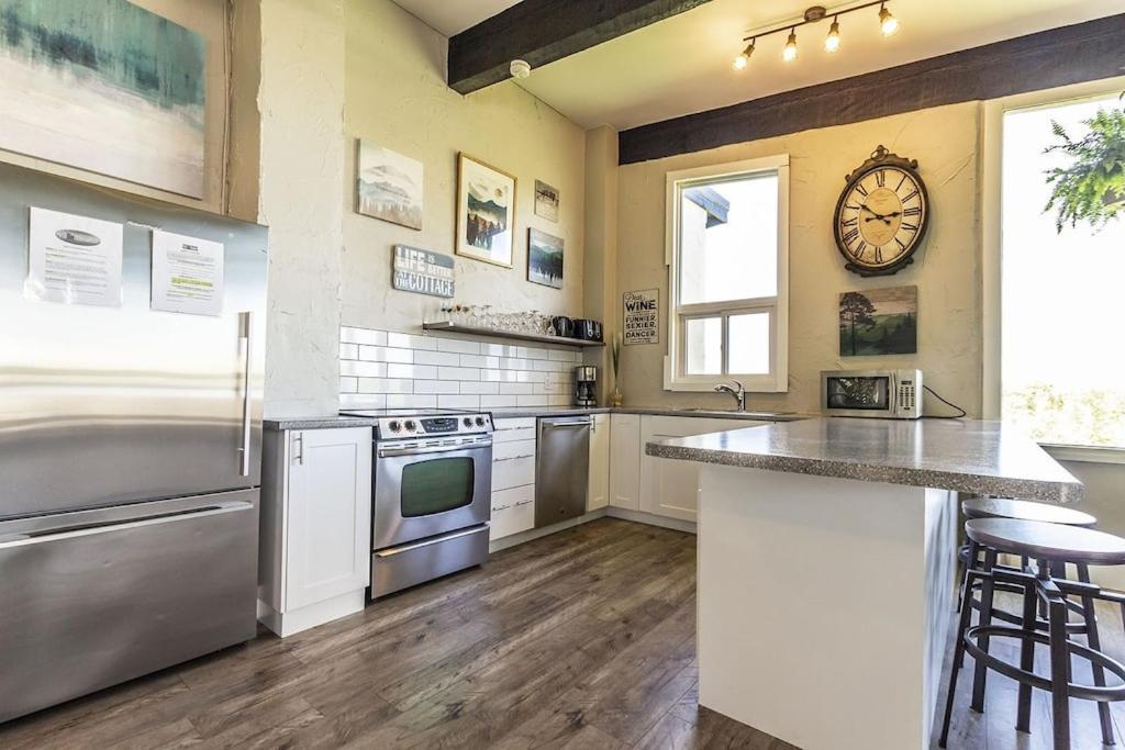 Mountain View-backyard-air-conditioning-bbq-15mins Walk Blue Mountain Village Chalet *