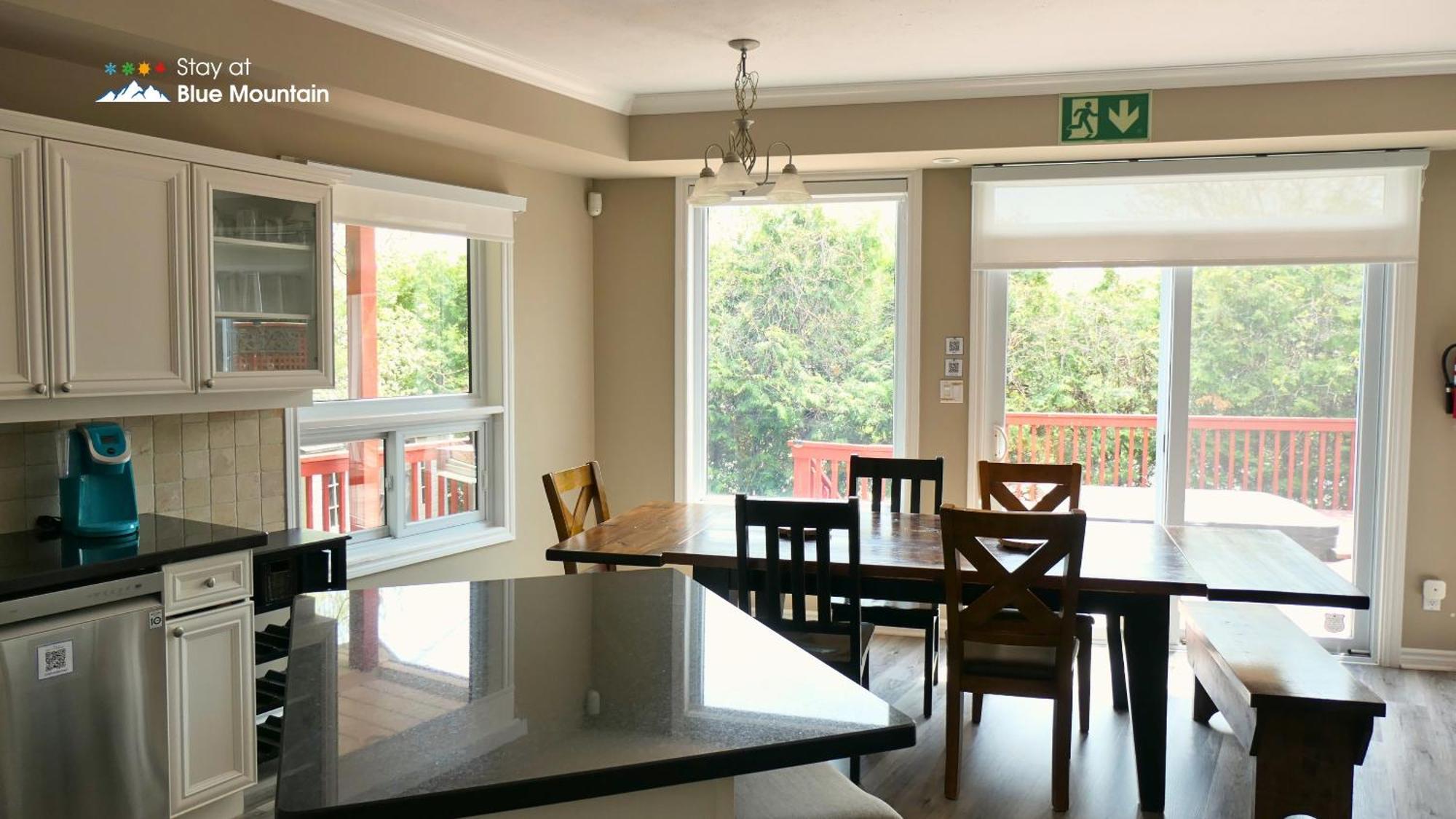 Chalet 5 Bedrooms, Mountain Views, Steps From Blue Mountain Village, Hot Tub, Bbq