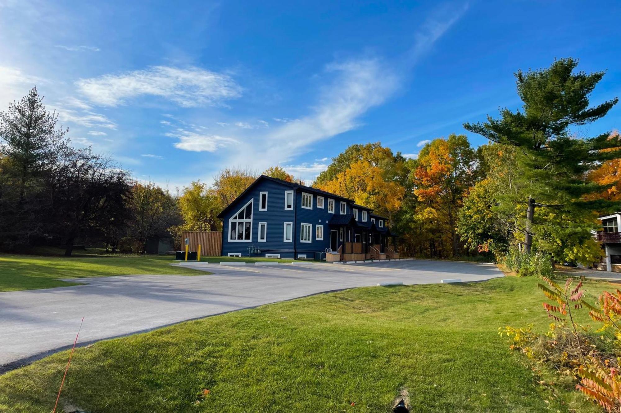 The Cottages At Blue Chalet *