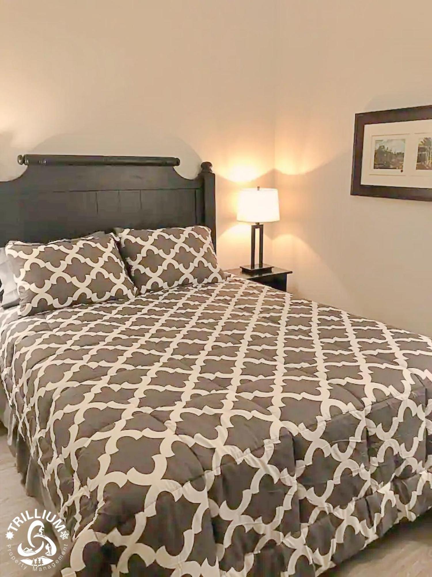 Blue Mountain, Collingwood - Loft Condo, Sleeps 4 * Blue Mountains