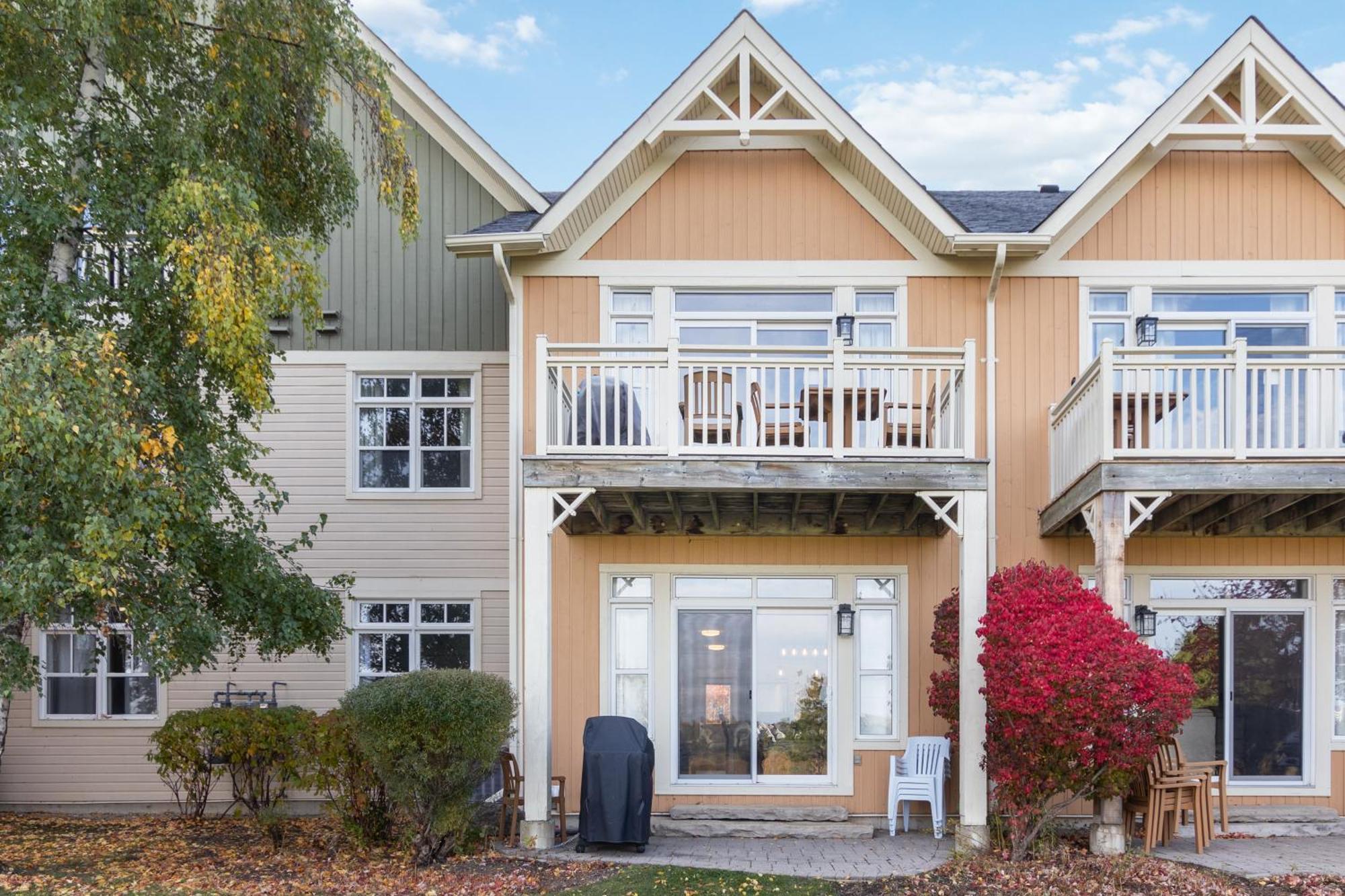 2 Bedroom Only Steps To The Village!