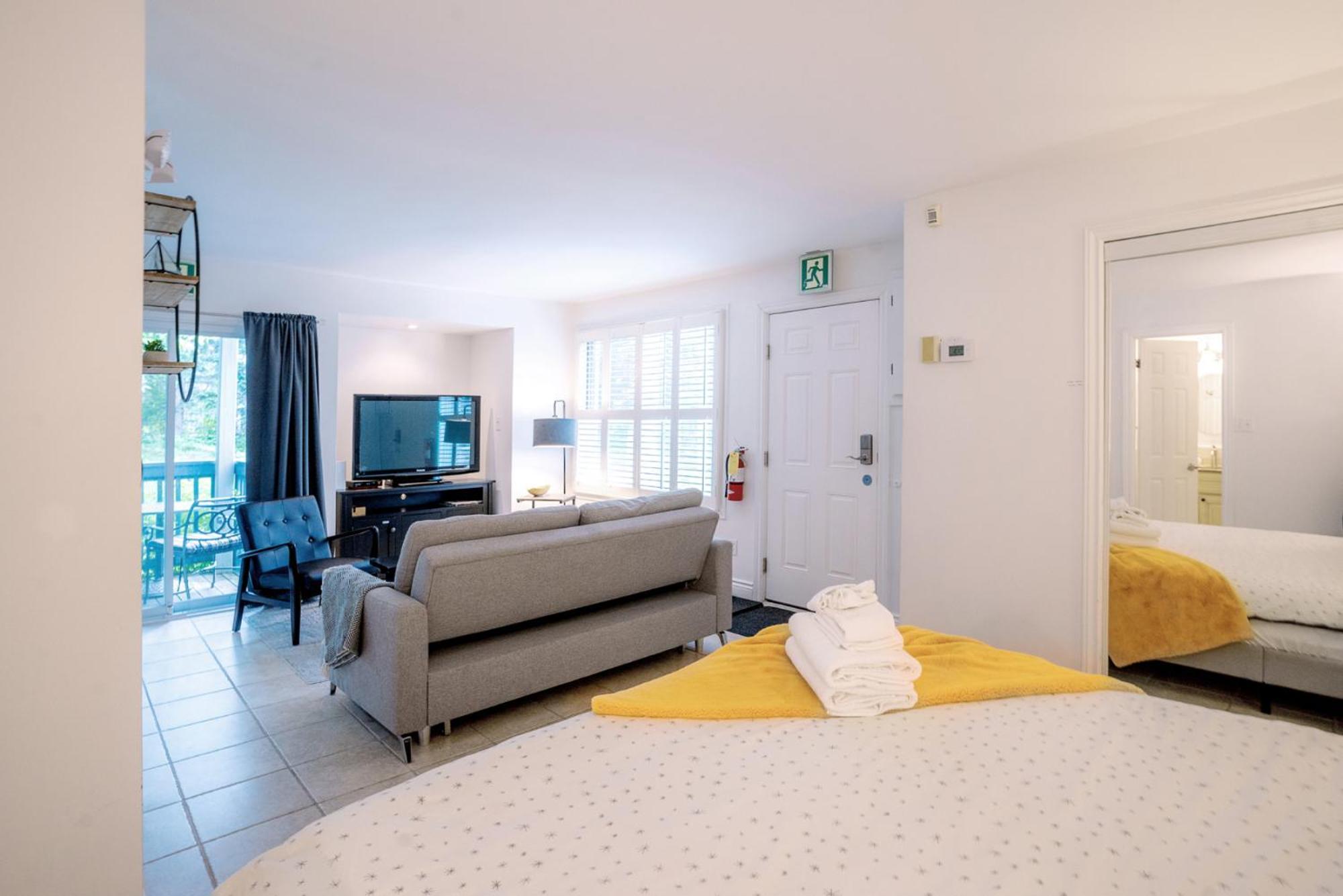Trendy Blue Mountain Studio - King Bed, Free Coffee *