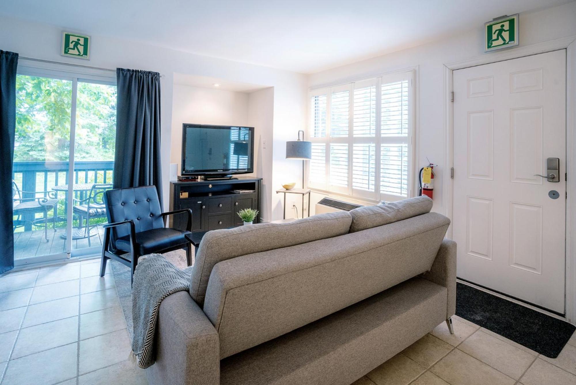 Trendy Blue Mountain Studio - King Bed, Free Coffee Apartment *