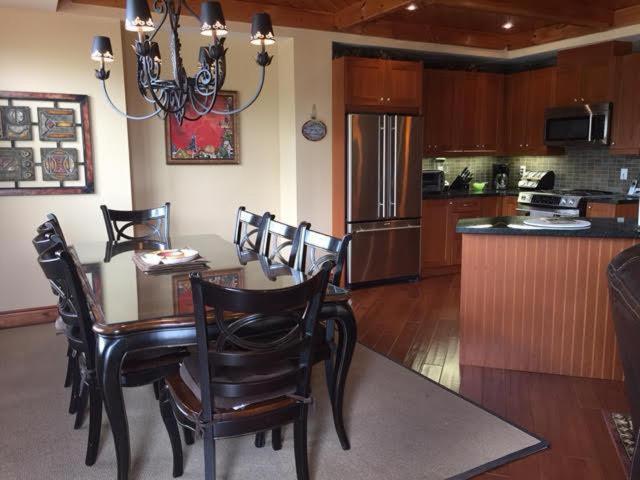 Blue Mountain-luxurious Blueski George Chalet, Hot Tub, Pool, Gas Fireplace *
