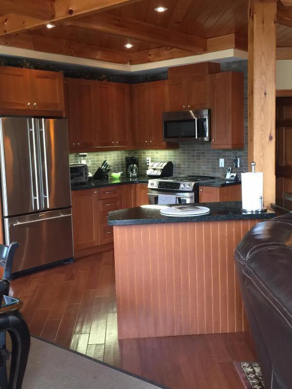 Blue Mountain-luxurious Blueski George Chalet, Hot Tub, Pool, Gas Fireplace * Blue Mountains