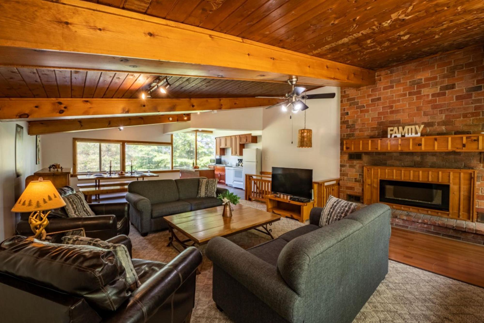 4 Bedroom Blue Mountain Near The Village, Private Access, Petfriendly Chalet Blue Mountains