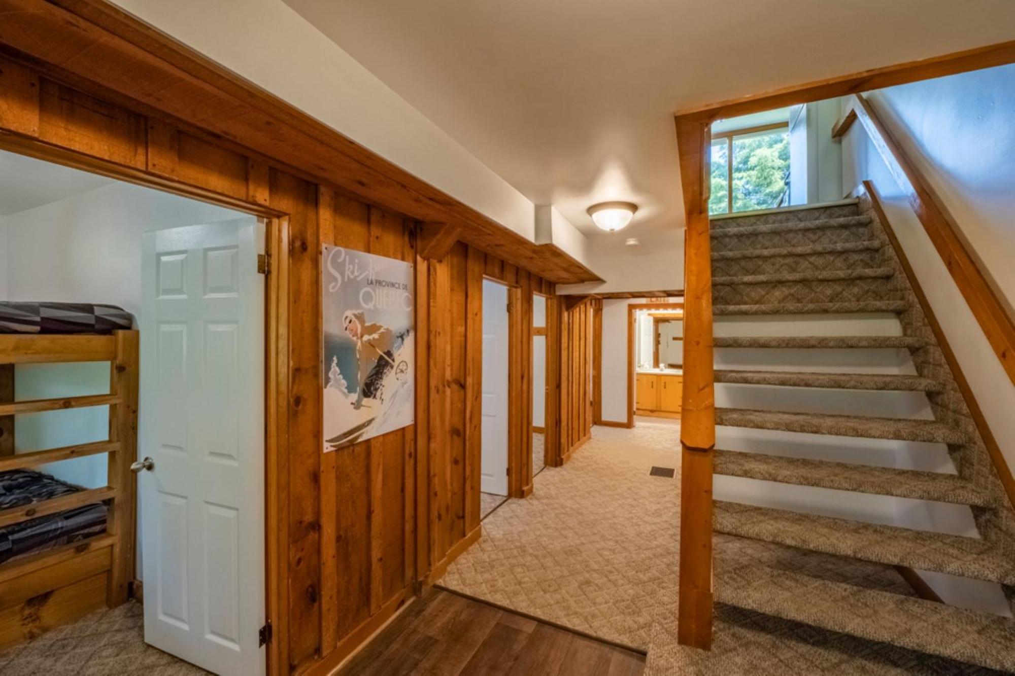 Chalet 4 Bedroom Blue Mountain Near The Village, Private Access, Petfriendly *