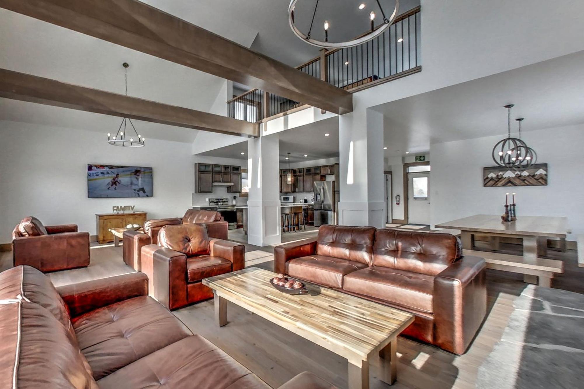 Brand New Luxury At Blue Mountain Hills, Hot Tub, 7 Baths Chalet